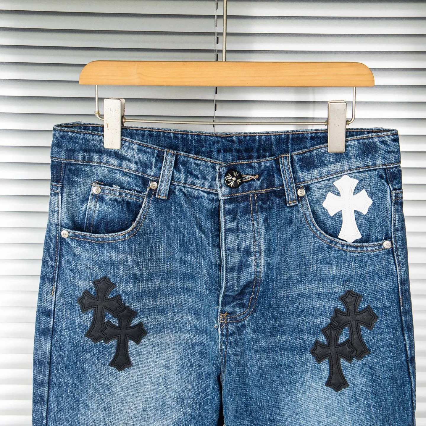 P240 Chrome Hearts Chrome Hearts blue pants, black and white multi-leather jeans, multi-leather label work jeans, ch jeans, all need to be washed and then disassembled and hand-stitched with sheepskin cross leather and then spliced to complete. The whole process is too complicated to describe. About Chrome Hearts This is an extremely luxurious fashion brand that can also be called the nobility of the high street. It has always been an exclusive brand for some hipsters or rich second generations. Compared with ordinary high streets, it is more luxurious and noble. Compared with luxury brands, it is more fashionable and individual. It has always been a brand that I have a special liking for. Style number: 1790# Color: blue Size: 28 30 32 34 36
